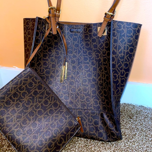 Calvin Klein Handbags - CK bag with a purse 👛 inside ❤️🌸